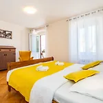 Apartment Apartment Caesar By Belmont Realty