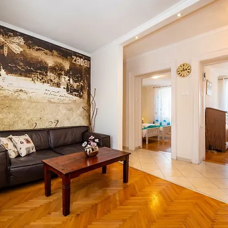 Caesar By Belmont Realty アパート *