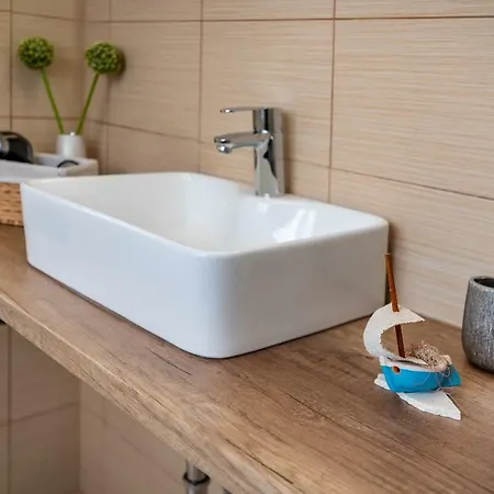 Caesar By Belmont Realty * ザダル