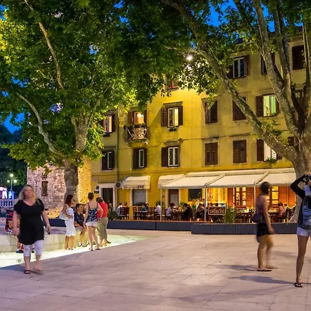 アパート Caesar By Belmont Realty ザダル