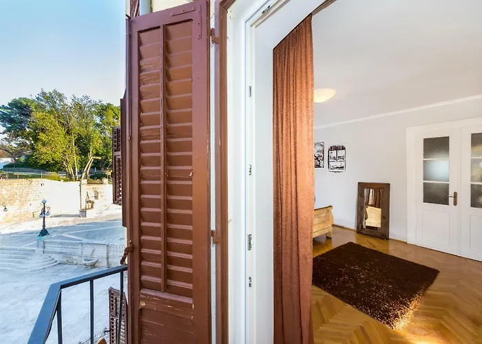 Apartment Caesar By Belmont Realty